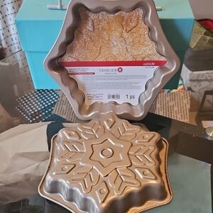 SHOP PERM. CLOSES 12/30. Two Snowflake-Shaped Nonstick Baking Pans